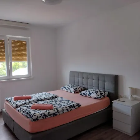 Apartman Lea 4 Apartment *
